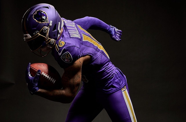 Les Ravens de Baltimore utilisent des casques violets pour la première fois en 30 ans